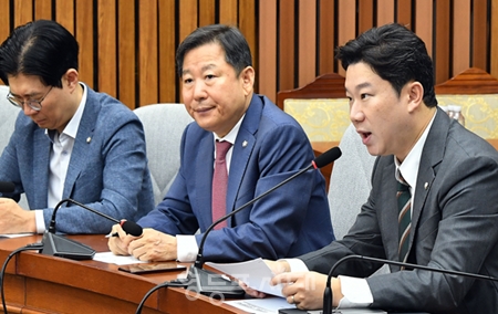 ▲진종오 국민의힘 의원(오른쪽)이 10월 1일 국회에서 상임위원장과 간사단 회의에 참석해김경 민주당 시의원과 민주당, 김민석 국무총리를 싸잡아 강하게 비판하고 있다. Ⓒ영등포시대