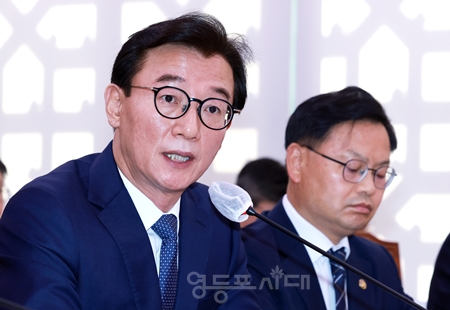 ▲전재수 해양수산부 장관이 10월 15일 국회에서 열린 국정감사에 참석해 의원들의 질의에 답변하고 있다. Ⓒ영등포시대