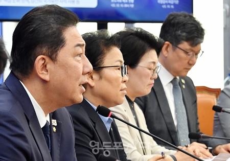 ▲김병기 원내대표(왼쪽)가 10월 16일 국회에서 열린 국정감사대책회의 모두 발언에서 “수억, 수십억의 빚을 내서 집을 사게 하는 것이 맞느냐?”라고 반문하고 “빚 없이도 집을 살 수 있는 시장 조성”을 강조하고 있다. Ⓒ영등포시대