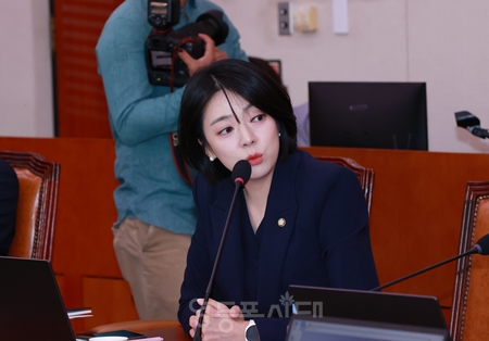 ▲10월 16일 국회에서 개최된 국회 문화체육관광위원회의 국가유산청(소속기관 포함) 등 7개 기관에 대한 국정감사에 배현진 의원이 허민 국가유산청장을 상대로 수의계약에 대한 문제점을 지적하고 있다. Ⓒ영등포시대 