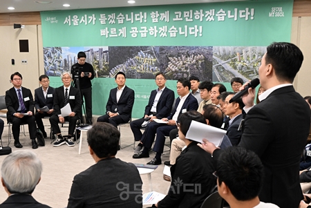 ▲오세훈 서울시장이 16일 서울시청에서 열린 주택공급 활성화를 위한 민‧관 정책 협의회에서 서울시 정비사업 연합회(회장 김준용)와 주택공급 정책과 관련해 의견을 나누고 있다./이미지=서울시 제공 누고 있다./이미지=서울시 제공 