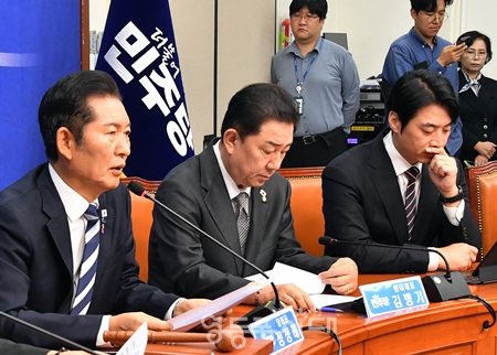 ▲정청래 대표(왼쪽)가 10월 17일 국회에서 열린 최고위원회의 모두 발언에서 “이제 검찰도 국민 앞에 서는 것을, 국민 눈높이에 맞는 개혁을 피할 수 없을 것이다”라고 강조하고 있다. Ⓒ영등포시대