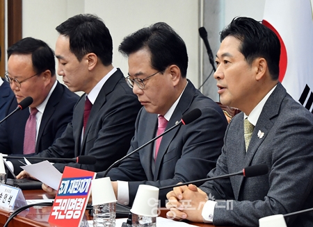 ▲장동혁 국민의힘 대표(오른쪽)가 10월 27일 국회에서 열린 최고위원회의 모두 발언에서 경주 APEC 성공 개최와 한미 관세 협상의 중요성을 강조하고 있다. Ⓒ영등포시대 