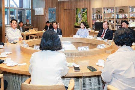 ▲오세훈 서울시장이 동물 보호·복지 분야 전문가를 만나 반려동물 복지 증진과 동물보호 정책 방향 등에 대해 의견을 나누고 있다./이미지=서울시 제공 