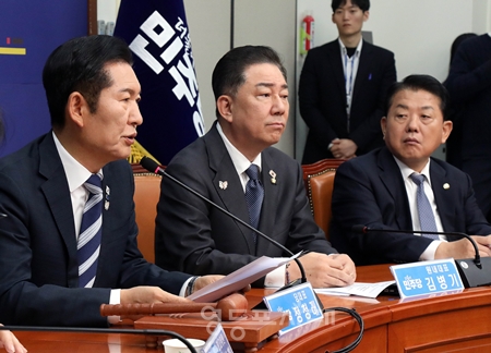 ▲정청래 대표(왼쪽)가 10월 31일 국회에서 열린 최고위원회의 모두 발언에서 “한미 간 상호 관세는 15% 유지, 자동차 관세는 25%에서 15%로 인하” 등을 언급하고 “최대의 성과로 기록되었다”라고 밝히고 있다. Ⓒ영등포시대 