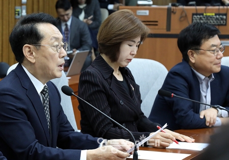 ▲국민의힘 김도읍 정책위의장(왼쪽)이 10월 31일 열린 국정감사 대책회의에서 이재명 정권이 한미 간 관세 협상에 대해 “또 샴페인부터 터뜨리고 자화자찬을 시작했다”라고 날을 세웠다. Ⓒ영등포시대 