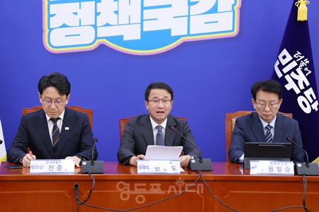 ▲한병도 원내대표(가운데)가 8일 국회에서 열린 국정감사 대책회의 모두 발언에서 국민의힘 의원들의 5.18 폄훼 발언에 “이제는 진짜 역사 지우기라도 하겠다는 것이냐”고 강하게 비판하고 있다. ⓒ영등포시대