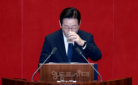 ▲이재명 대통령이 11월 4일 국회에서 내년도 예산안 시정연설 중 물을 마시고 있다.Ⓒ공동취재