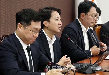 ▲이준석 개혁신당 대표가(왼쪽에서 두 번째)가 11월 10일 국회에서 열린 최고위원회의 모두 발언에서 검찰이 대장동 사건에 대해 항소하지 않은 것을 강하게 비판하고 있다. Ⓒ영등포시대