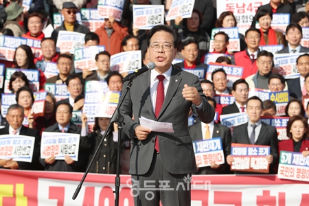 ▲송언석 국민의힘 원내대표가 11월 12일 국회 본청 앞 계단에서 개최된 ‘대장동 일당 7,400억 국고 환수 촉구와 검찰 항소 포기 외압 규탄대회’에서 “74억원도 아니고 7,400억원이 대장동 범죄자 집단의 배로 들어가 버렸다”라며 강하게 비판하고 있다. Ⓒ영등포시대 