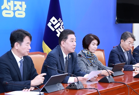 ▲김병기 민주당 원내대표(왼쪽에서 두 번째)가 11월 13일 국회에서 열린 정책조정회의 모두 발언에서 “정치 검사들의 부끄러운 민낯, 기획 수사와 조작 기소의 모든 과정을 국민께 투명하게 공개하겠다”라고 밝히고 있다. Ⓒ영등포시대