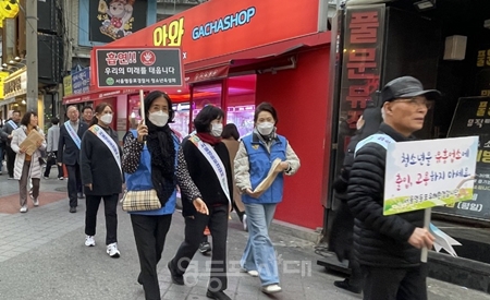 ▲영등포역 일대에서 캠페인을 시행하고 있다/이미지=영등포구 제공