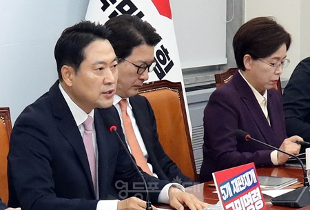 ▲장동혁 대표(왼쪽)가 11월 24일 국회에서 열린 최고위원회의 모두 발언에서 “정부는 이제라도 확장 재정 기조를 건전재정 기조로 바꾸어야 한다”라며 정책 기조의 변화를 촉구하고 있다. Ⓒ영등포시대 