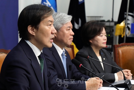 ▲조국 대표(왼쪽)가 11월 24일 당 대표 재선출 뒤 첫 번째 최고위원회의 모두 발언에서 “조국 대표는 “매일매일 ‘국민의 하루를 책임지는 정치’를 하겠다”라고 강조하고 있다. Ⓒ영등포시대