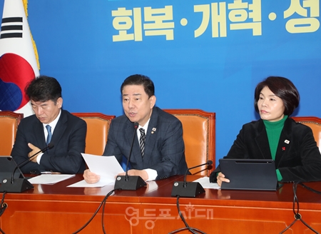 ▲김병기 원내대표(가운데)가 11월 27일 국회에서 열린 정책조정회의 모두 발언에서 참여업체가 없어 무산된 홈플러스 본 입찰에 대해 “MBK와 홈플러스에만 맡겨서는 더 이상 해결이 불가능한 단계라고 생각한다”라고 밝히고 있다. Ⓒ영등포시대 