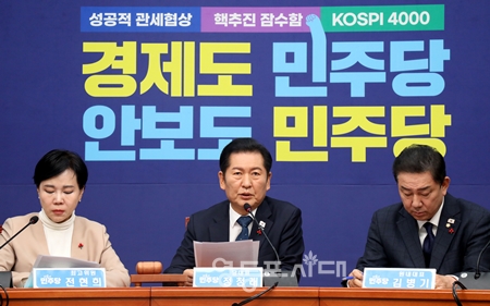 ▲정청래 대표(가운데)가 11월 28일 국회에서 열린 최고위원회의 모두 발언에서 “민주주의 기본 원리인 법치주의에 정면 도전하는 행위는 결코 용납될 수 없다”라고 강조하고 있다. Ⓒ영등포시대