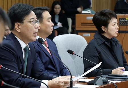 ▲송언석 국민의힘 원내대표(가운데)가 11월 28일 국회에서 열린 원내대책회의 모두 발언에서 “민주당이 대장동 일당 항소 포기 국정조사를 사실상 거부하고 있다”라고 주장하고 있다. Ⓒ영등포시대