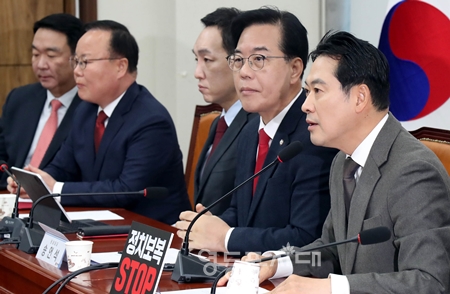 ▲장동혁 대표(오른쪽)가 12월 4일 국회에서 열린 최고위원회의 모두 발언에서 “이 정권이 내란 몰이에 올인하는 이유는 할 줄 아는 다른 것이 없기 때문이다”라고 주장하고 있다. Ⓒ영등포시대 