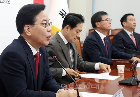 ▲송언석 원내대표(왼쪽)가 “잠시 국민의 시야에서 사라졌던 ‘애지중지 현지 누나’, 김현지 부속실장, 전 총무비서관이 다시 화려하게 국민 앞에 등장했다”라고 꼬집고 있다. Ⓒ영등포시대 