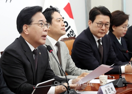 ▲송언석 원내대표(왼쪽)가 12월 8일 국회에서 열린 최고위원회의 모두 발언에서 “오늘 국민의힘은 당 내외의 전문가들을 모시고 각종 악법의 문제점을 국민께 직접 고발하는 ‘이재명 정권 독재 악법 국민 고발 회’를 열 예정이다”라고 밝히고 있다. Ⓒ영등포시대 