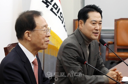 ▲장동혁 대표(오른쪽)가 12월 16일 국회에서 이석연 국민통합위원장을 접견하고 “정치가 국민을 가르는 역할을 하는 게 아닌가 싶은 우려가 있다”라고 밝히고 있다. Ⓒ영등포시대 