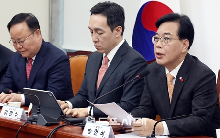 ▲송언석 원내대표(오른쪽)가 12월 18일 국회에서 열린 최고위원회의 모두 발언에서 “실무적인 조율을 거쳐서 ‘통일교 게이트 특검법’을 바로 발의하겠다”라고 밝히고 있다. Ⓒ영등포시대 