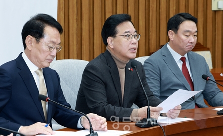▲송언석 국민의힘 원내대표(가운데)가 12월 19일 국회에서 열린 원내대책회의 모두 발언에서 “민주당이 내놓은 내란전담재판부 수정안은 분칠했지만, 명백한 위헌이라는 본질에는 전혀 변함이 없다”라고 주장하고 있다. Ⓒ영등포시대 