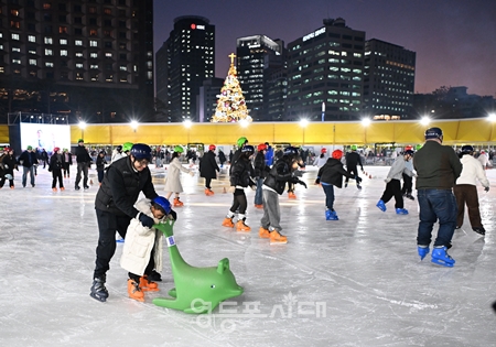 ▲서울광장 스케이트장을 찾은 시민들이 스케이트를 즐기고 있다/이미지=서울시 제공