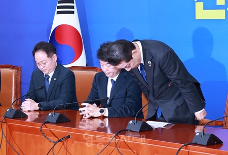 ▲김병기 원내대표 12월 29일 오전 국회에서 열린 원내대책회의 모두 발언을 통해 그동안 일었던 의혹에 대해 고개 숙여 사과하고 있다.Ⓒ영등포시대