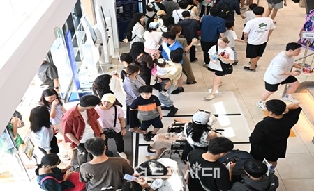 ▲9월 21일 시민들이 잠실 선착장에서 한강버스를 타기 위해 기다리고 있다/이미지=서울시제공