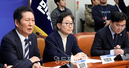 ▲정청래 민주당 대표(왼쪽)가 1월 6일 국회에서 충남·대전통합 및 충청 지역 발전특별위원회 제2차 전체회의를 열고 “국토 균형 발전”의 중요성을 강조하고 있다. Ⓒ영등포시대 