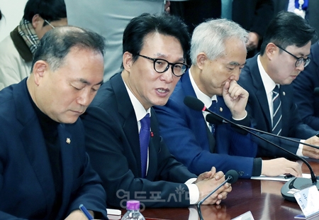 ▲김민석 국무총리(왼쪽에서 두 번째)가 1월 14일 오전 국회에서 열린 전남·광주 국회의원 간담회에 참석해 인사말을 하고 있다. Ⓒ영등포시대