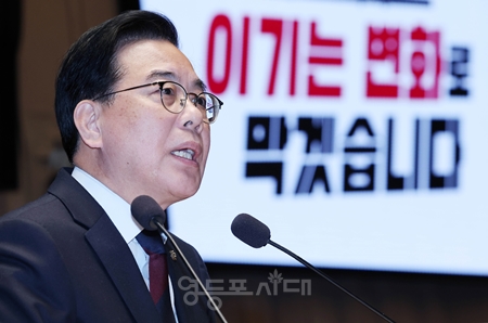 ▲송언석 국민의힘 원내대표가 5일 국회에서 열린 의원총회에서 ‘2차 종합 특검과 이재명 정부의 10·15 부동산 대책에 관해 목소리를 높이고 있다 Ⓒ영등포시대