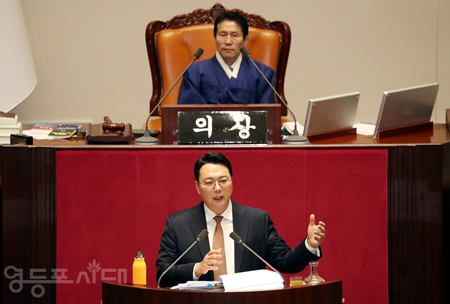 ▲천하람 개혁신당 원내대표가 15일 시작한 필리버스터를 16일 아침까지 이어가고 있다.Ⓒ영등포시대