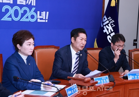 ▲정청래 대표(가운데)가 19일 국회에서 열린 최고위원회의 모두 발언에서 “반성과 성찰이 없는 뻔뻔하고 무식한 내란 수괴는 우리 사회에서 영원히 격리해야 한다”라고 강조하고 있다.Ⓒ영등포시대