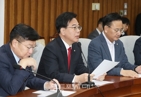 ▲송언석 원내대표(가운데)가 23일 국회에서 열린 원내대책회의 모두 발언에서 “‘쌍특검 수용을 위한 대국민 호소 투쟁’을 선언하고 있다. Ⓒ영등포시대