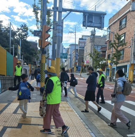 어르신 주차질서 안내 활동 모습(@영등포구)