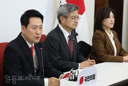 ▲장동혁 국민의힘 대표가 12일 국회에서 현안 관련 기자회견을 열고 “오늘(12일) 예정된 이재명 대통령과의 오찬에 참석하지 않겠다”라고 밝히고 있다. Ⓒ영등포시대