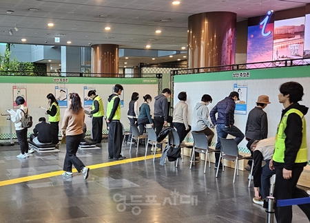 ▲서울체력장 행사에 참여한 시민들이 건강을 체크하고 있다./이미지=서울시 제공