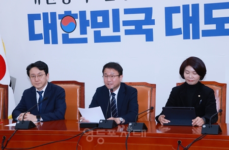 ▲한병도 원내대표(가운데)가 2월 19일 국회에서 열린 정책 조정 회의 모두 발언에서 내란 세력에 대한 준엄한 법의 심판을 촉구하고 “이재명 정부의 부동산 정책을 뒷받침하겠다”라고 밝히고 있다. Ⓒ영등포시대