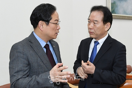 ▲박수영 국민의힘 간사(왼쪽)와 정태호 민주당 간사가 특위 운영에 대해 논의하고 있다. Ⓒ영등포시대