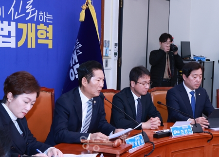 ▲정청래 대표가 25일 국회에서 열린 최고위원회의 모두 발언에서 윤석열 전 대통령이 1심 판결에 대해 항소 견해를 밝힌 것에 대해 ‘후안무치하다’라고 일갈하고 있다. Ⓒ영등포시대