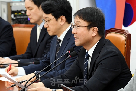 ▲한병도 원내대표(오른쪽)가 26일 국회에서 열린 정책조정회의 모두 발언에서 “윤석열 정치검찰의 수많은 조작 사건을 낱낱이 규명하겠다”라고 강조하고 있다. ⓒ영등포시대 