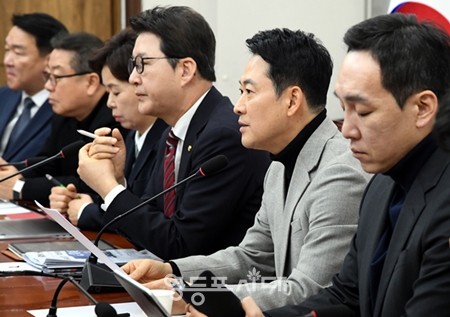 ▲장동혁 대표(오른쪽에서 두 번째)가 26일 국회에서 열린 최고위원회의 모두 발언에서 이재명 정부의 한미동맹, 대북정책에 대해 ‘점입가경’, ‘짝사랑’ 등의 단어를 사용하며 강하게 비판하고 있다. ⓒ영등포시대