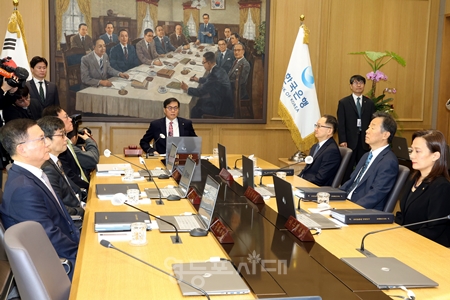 ▲이창용 금융통화 위원장은 2월 26일 한국은행에서 금융통화위원회 회의를 열고 있다. Ⓒ영등포시대