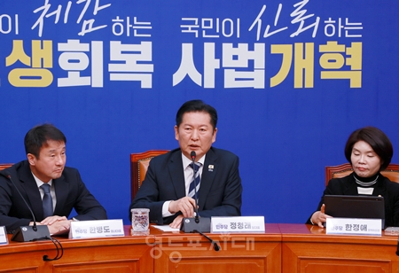 ▲정청래 민주당 대표(가운데) 17일 국회에서 검찰개혁 관련 긴급 기자회견을 열고 검찰개혁과 관련해 “당·정·청 간에 이견은 없었다”라고 밝히고 있다. Ⓒ영등포시대