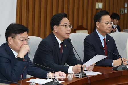 ▲송언석 원내대표(가운데)가 3월 17일 국회에서 열린 원내대책회의 모두 발언에서 “과유불급, 적당히 하라”는 등의 단어를 사용하며 ‘조작 기소’에 대한 국정조사에 반대한다는 뜻을 분명하게 밝히고 있다. Ⓒ영등포시대 