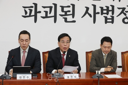 ▲송언석 국민의힘 원내대표(가운데)가 19일 중수청법과 공소청법에 대해 “검찰 개혁이 아니라, ‘검찰 폭파’다”라고 강하게 비판하고 있다. Ⓒ영등포시대