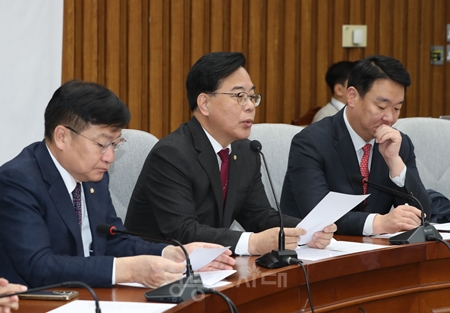 ▲송언석 원내대표(가운데)가 20일 국회에서 열린 원내대책회의 모두 발언에서 장경태 의원의 성추행 사건에 대한 사과를 촉구하고 있다. Ⓒ영등포시대