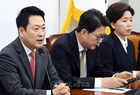 ▲장동혁 대표(왼쪽)가 23일 국회에서 열린 최고위원회의 모두 발언에 여당의 ‘조작 기소’ 국정조사 추진에 대해 강하게 비판하고 있다.Ⓒ영등포시대 